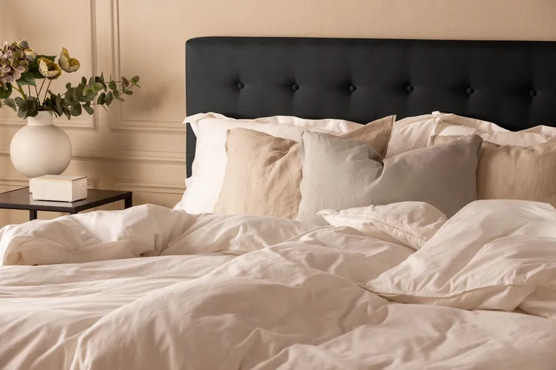 Scarlett Djuphäftad gavel 180 - Svart - Möbler - Säng - Sängtillbehör & sänggavel - Sänggavel