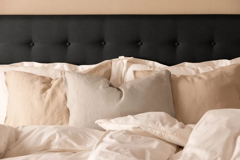 Scarlett Djuphäftad gavel 180 - Svart - Möbler - Säng - Sängtillbehör & sänggavel - Sänggavel