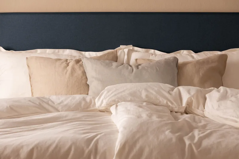 Scarlett Knappad gavel 140 - Blå - Möbler - Säng - Sängtillbehör & sänggavel - Sänggavel