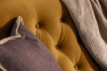 Howard Riviera 3-sits Sammetssoffa - Mörkgul - Möbler - Soffa - 3 sits soffa