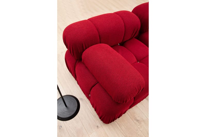 Belgin Bubblig Divansoffa 3-sits 288 cm med fasta armstöd och repdetaljer - Röd - Möbler - Soffa - Divansoffa & schäslongsoffa - 3 sits soffa med divan