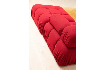 Belgin Bubblig Divansoffa 3-sits 288 cm med fasta armstöd och repdetaljer - Röd - Möbler - Soffa - Divansoffa & schäslongsoffa - 3 sits soffa med divan