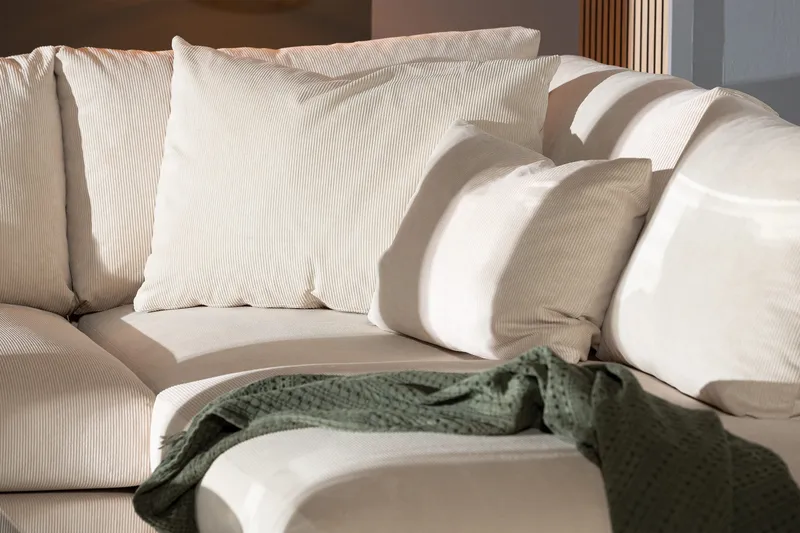 Menard 4-sits Högervänd L-formad Djup Schäslongsoffa i Manchester - Beige - Möbler - Soffa - Divansoffa & schäslongsoffa - 4 sits soffa med divan