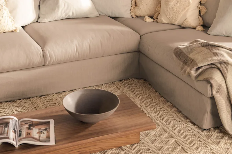 Menard 4-sits Högervänd L-formad Djup Schäslongsoffa i Tyg - Beige - Möbler - Soffa - Divansoffa & schäslongsoffa - 4 sits soffa med divan