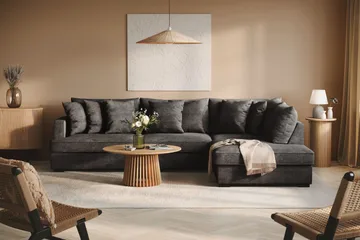 Rossita 4-sits Högervänd L-formad Djup Schäslongsoffa i Chenille - Trenza 01, Svart Chenille - Möbler - Soffa - Divansoffa & schäslongsoffa - 4 sits soffa med divan