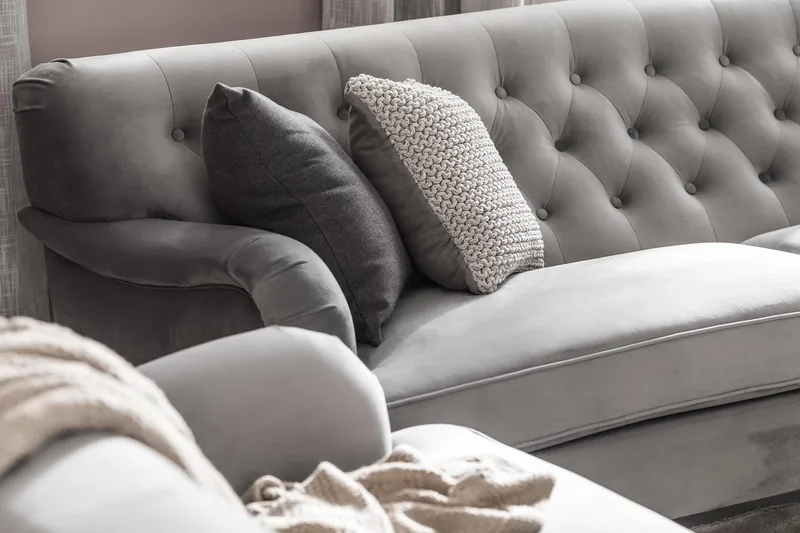 Howard Riviera 3-sits Svängd Sammetssoffa - Ljusgrå - Möbler - Soffa - Howardsoffa