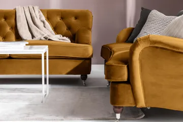 Howard Riviera 3-sits Svängd Sammetssoffa - Mörkgul - Möbler - Soffa - Howardsoffa