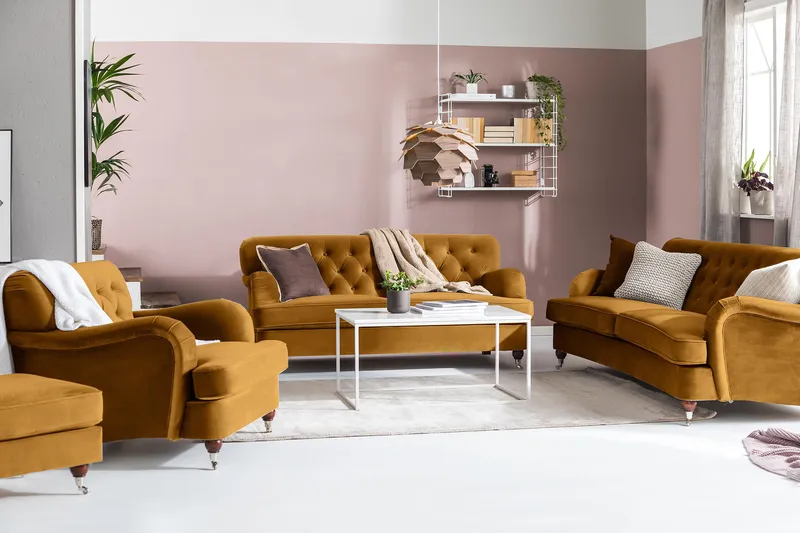 Howard Riviera 3-sits Svängd Sammetssoffa - Mörkgul - Möbler - Soffa - Howardsoffa