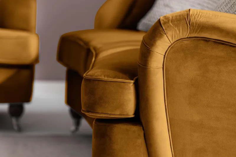 Howard Riviera 3-sits Svängd Sammetssoffa - Mörkgul - Möbler - Soffa - Howardsoffa