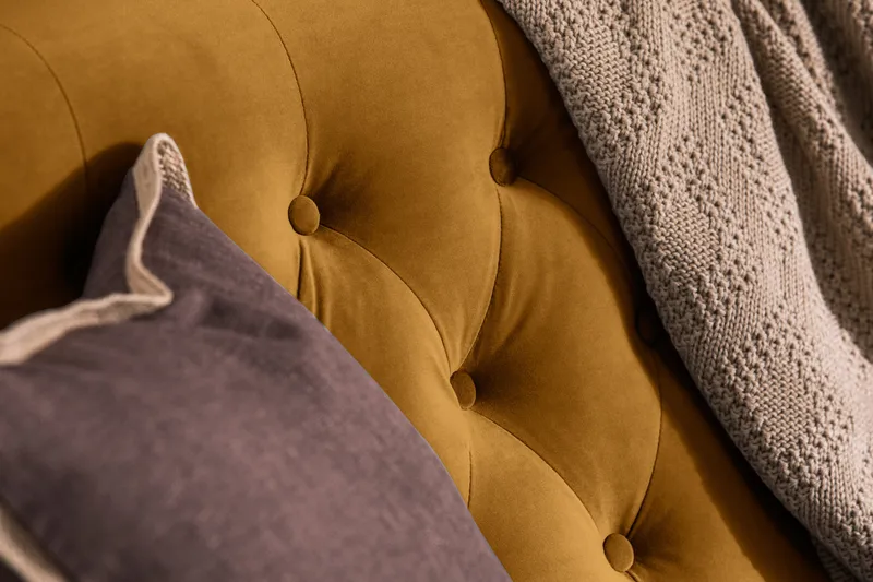 Howard Riviera Soffgrupp 3-sits + 2-sits Soffa + Fåtölj + Fotpall i Sammet - Mörkgul - Möbler - Soffa - Soffgrupp - Howard soffgrupp