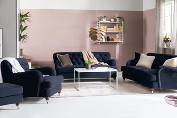 Howard Riviera Soffgrupp Svängd 3-sits + 2-sits Soffa + Fåtölj + Fotpall i Sammet - Blå - Möbler - Soffa - Soffgrupp - Howard soffgrupp