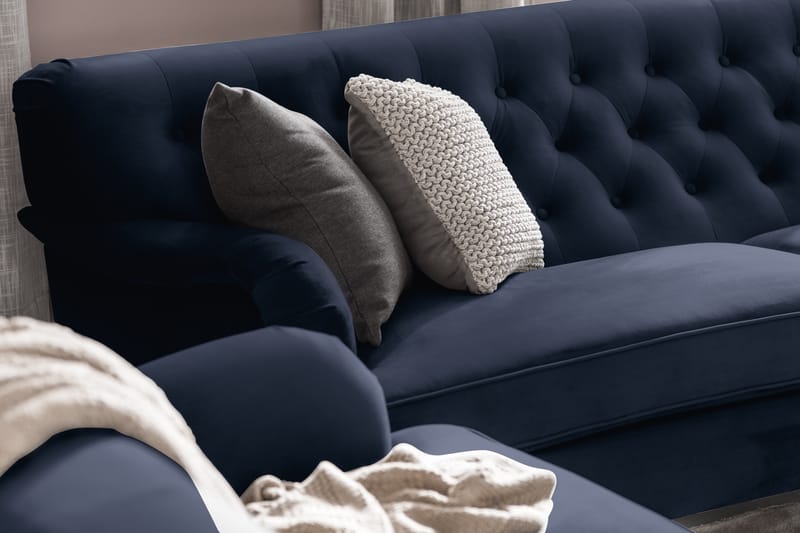 Howard Riviera Soffgrupp Svängd 3-sits + 2-sits Soffa + Fåtölj + Fotpall i Sammet - Blå - Möbler - Soffa - Soffgrupp - Howard soffgrupp
