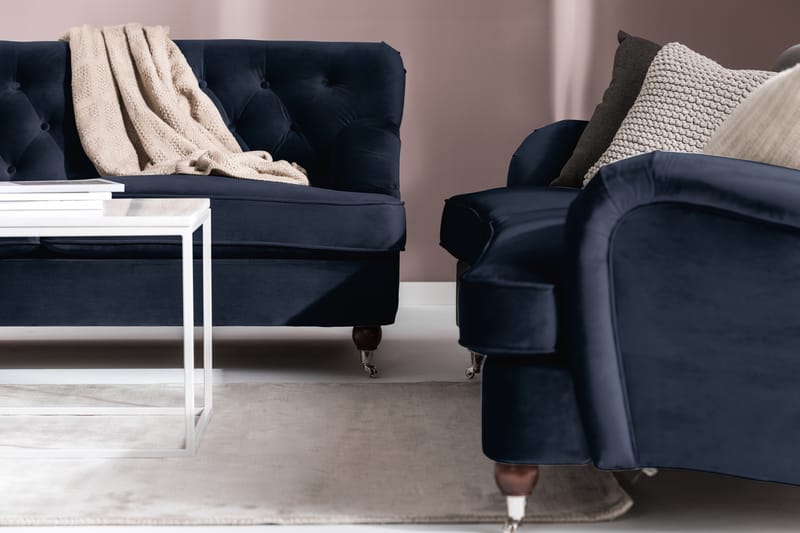 Howard Riviera Soffgrupp Svängd 3-sits + 2-sits Soffa + Fåtölj + Fotpall i Sammet - Blå - Möbler - Soffa - Soffgrupp - Howard soffgrupp