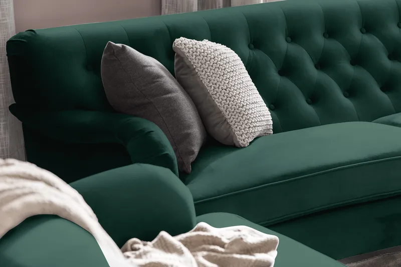 Howard Riviera Soffgrupp Svängd 3-sits + 2-sits Soffa + Fåtölj + Fotpall i Sammet - Grön - Möbler - Soffa - Soffgrupp - Howard soffgrupp