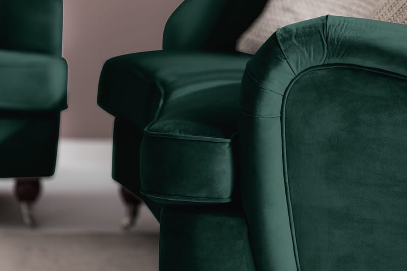 Howard Riviera Soffgrupp Svängd 3-sits + 2-sits Soffa + Fåtölj + Fotpall i Sammet - Grön - Möbler - Soffa - Soffgrupp - Howard soffgrupp