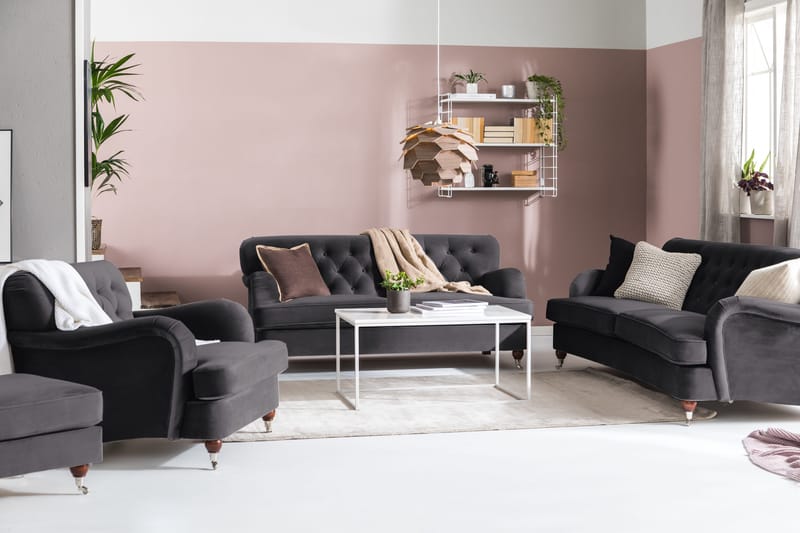 Howard Riviera Soffgrupp Svängd 3-sits + 2-sits Soffa + Fåtölj + Fotpall i Sammet - Mörkgrå - Möbler - Soffa - Soffgrupp - Howard soffgrupp