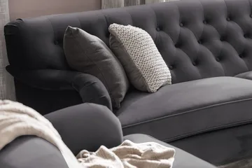 Howard Riviera Soffgrupp Svängd 3-sits + 2-sits Soffa + Fåtölj + Fotpall i Sammet - Mörkgrå - Möbler - Soffa - Soffgrupp - Howard soffgrupp