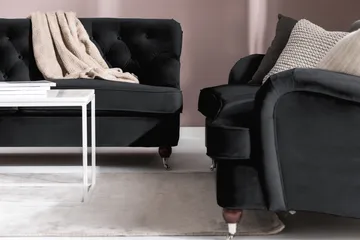 Howard Riviera Soffgrupp Svängd 3-sits + 2-sits Soffa + Fåtölj + Fotpall i Sammet - Svart - Möbler - Soffa - Soffgrupp - Howard soffgrupp