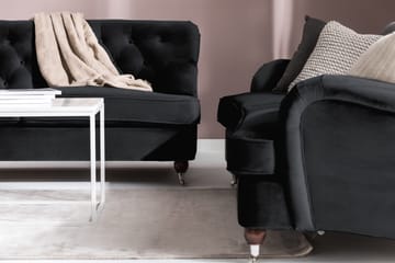 Howard Riviera Soffgrupp Svängd 3-sits + 2-sits Soffa + Fåtölj + Fotpall i Sammet - Svart - Möbler - Soffa - Soffgrupp - Howard soffgrupp