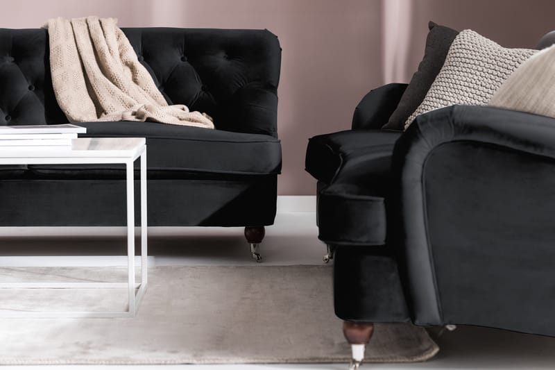 Howard Riviera Soffgrupp Svängd 3-sits + 2-sits Soffa + Fåtölj + Fotpall i Sammet - Svart - Möbler - Soffa - Soffgrupp - Howard soffgrupp