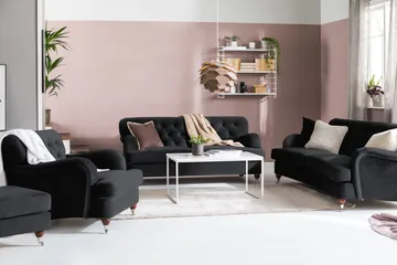 Howard Riviera Soffgrupp Svängd 3-sits + 2-sits Soffa + Fåtölj + Fotpall i Sammet - Svart - Möbler - Soffa - Soffgrupp - Howard soffgrupp