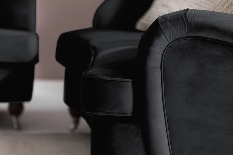 Howard Riviera Soffgrupp Svängd 3-sits + 2-sits Soffa + Fåtölj + Fotpall i Sammet - Svart - Möbler - Soffa - Soffgrupp - Howard soffgrupp