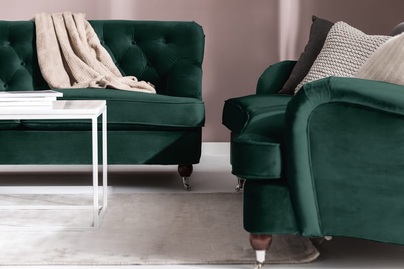 Howard Riviera Soffgrupp Svängd 3-sits + 2-sits Soffa + Fåtölj + Fotpall i Sammet - Grön - Möbler - Soffa - Soffgrupp - Howard soffgrupp
