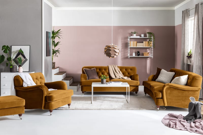 Howard Riviera Soffgrupp Svängd 3-sits + 2-sits Soffa + Fåtölj + Fotpall i Sammet - Mörkgul - Möbler - Soffa - Soffgrupp - Howard soffgrupp