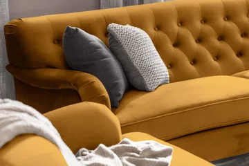 Howard Riviera Soffgrupp Svängd 3-sits + 2-sits Soffa + Fåtölj + Fotpall i Sammet - Mörkgul - Möbler - Soffa - Soffgrupp - Howard soffgrupp