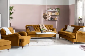 Howard Riviera Soffgrupp Svängd 3-sits + 2-sits Soffa + Fåtölj + Fotpall i Sammet - Mörkgul - Möbler - Soffa - Soffgrupp - Howard soffgrupp