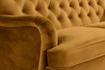 Howard Riviera Soffgrupp Svängd 3-sits + 2-sits Soffa + Fåtölj + Fotpall i Sammet - Mörkgul - Möbler - Soffa - Soffgrupp - Howard soffgrupp