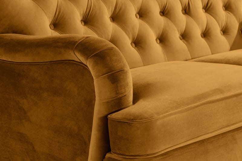 Howard Riviera Soffgrupp Svängd 3-sits + 2-sits Soffa + Fåtölj + Fotpall i Sammet - Mörkgul - Möbler - Soffa - Soffgrupp - Howard soffgrupp