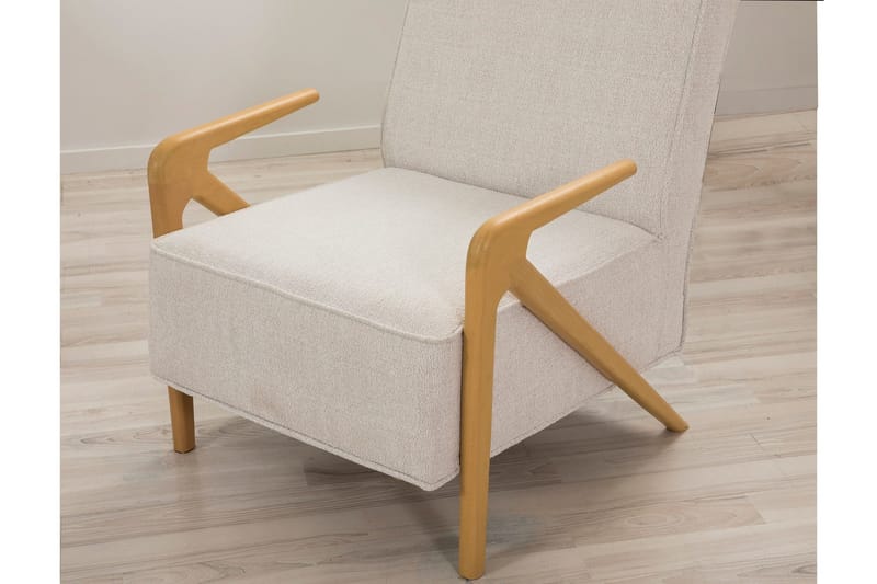 Austen Fåtölj i Tyg med Träarmstöd - Beige - Möbler - Fåtölj & stolar - Fåtölj