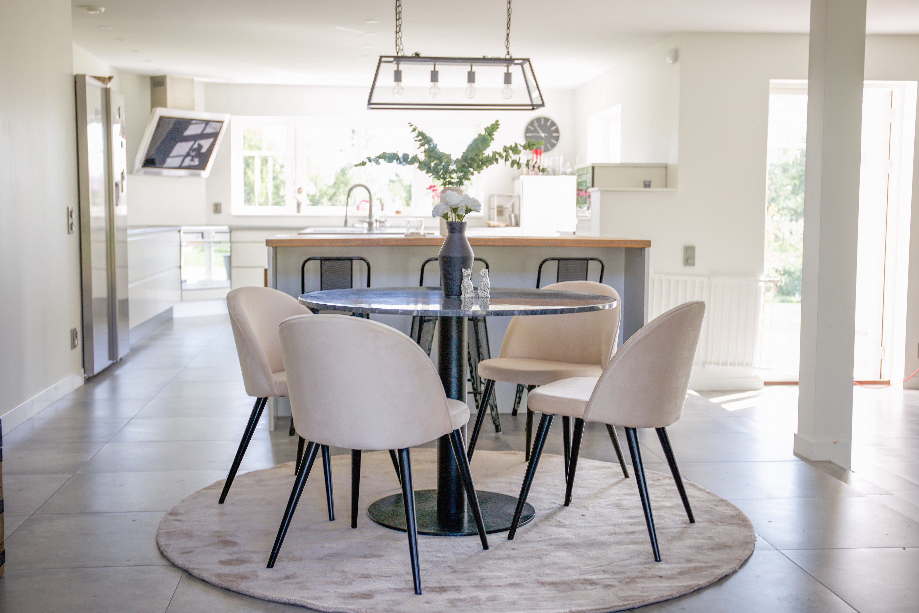 estelle matgrupp 106 cm rund med 4 velvet stolar - beige