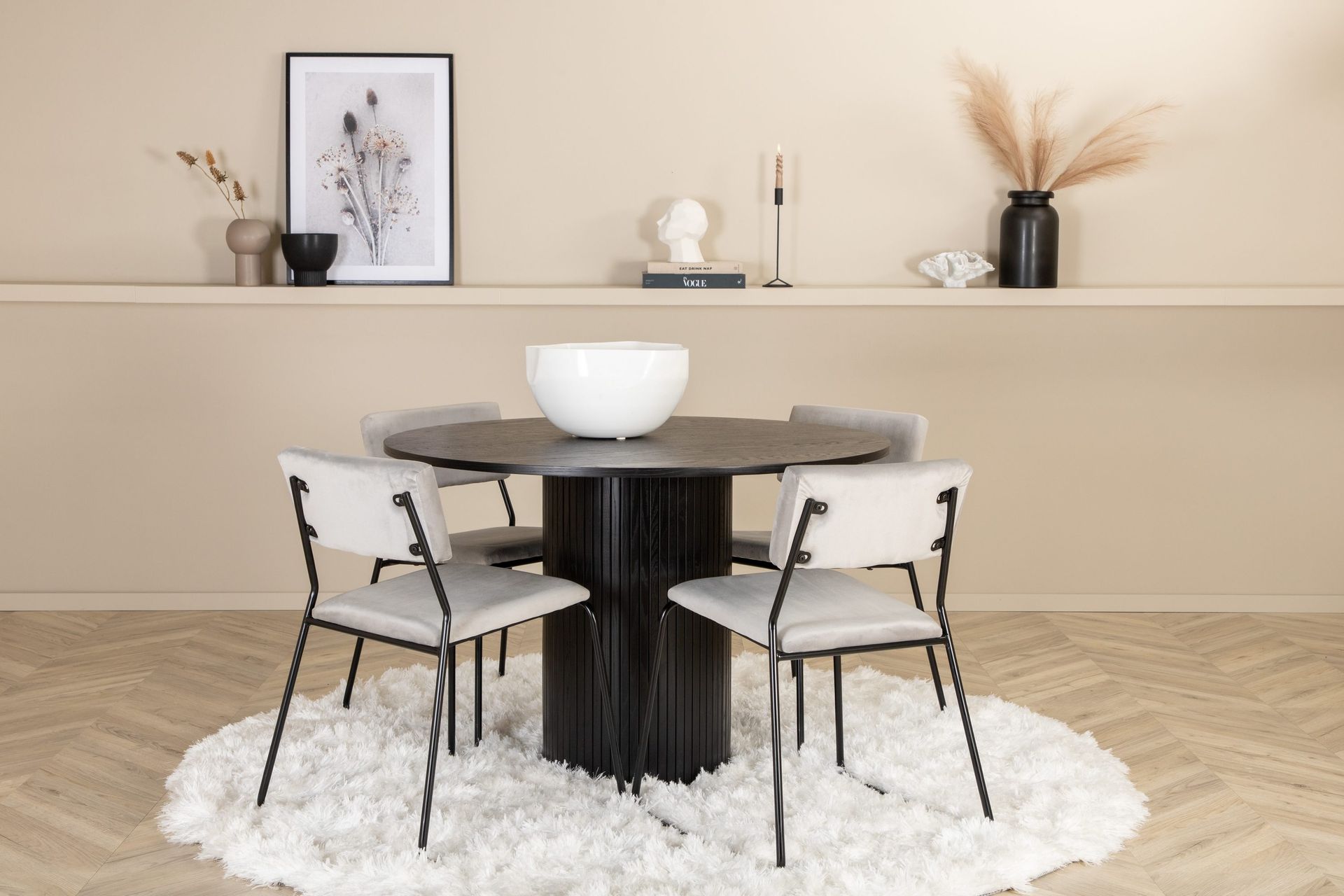 bianca runt matbord med 4st kenth matstol -