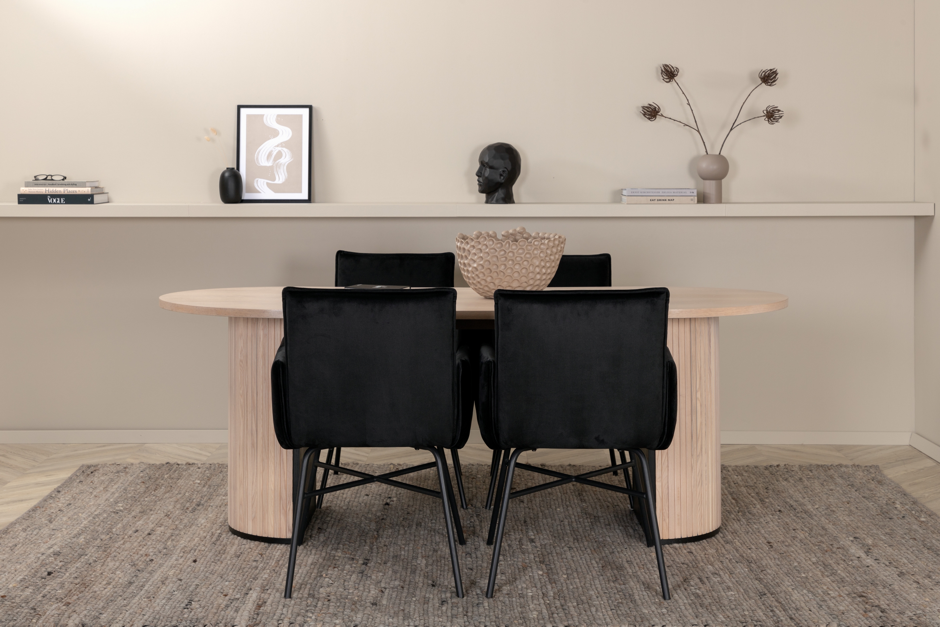 ovalt bianca matbord med 4st pippi matstol -