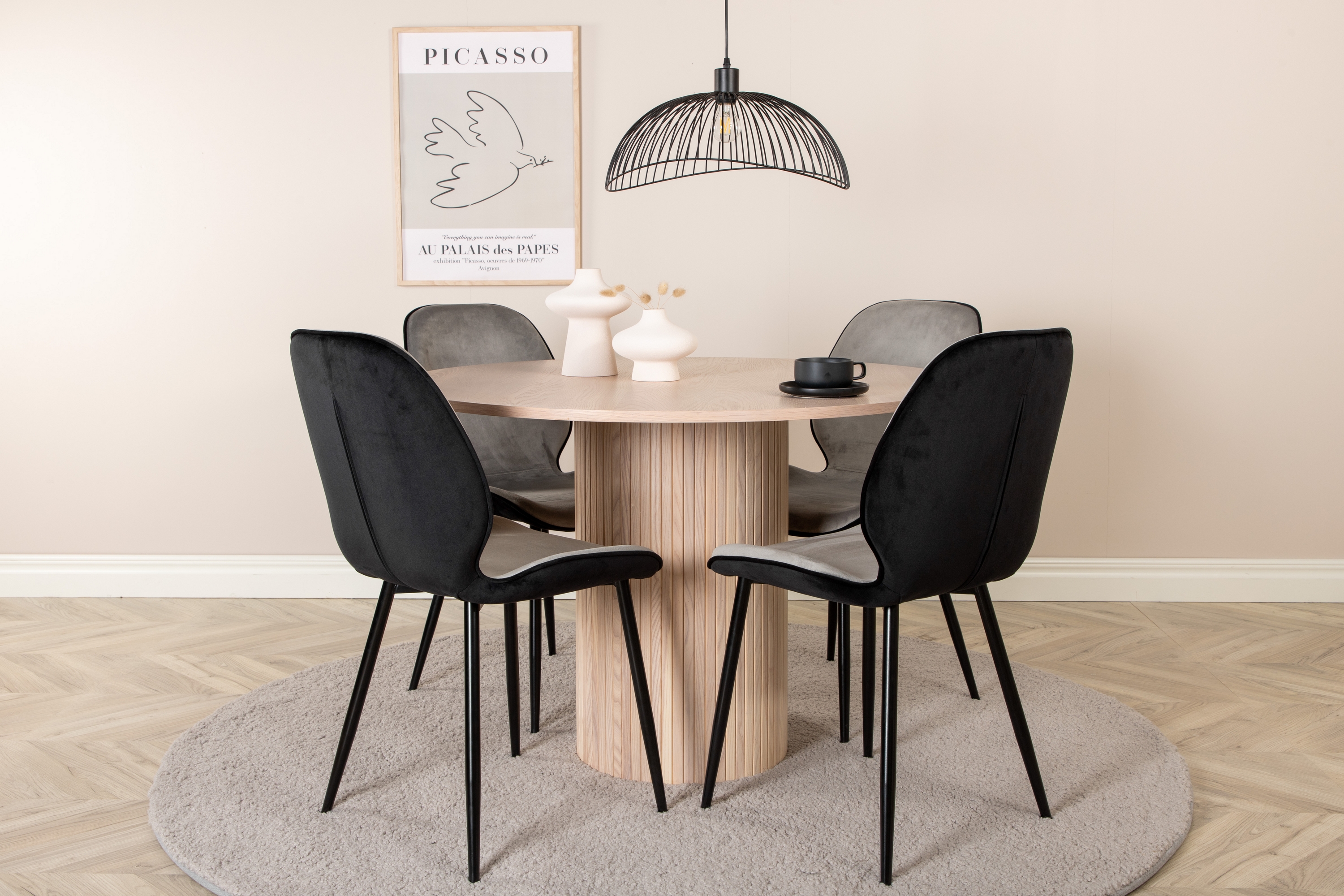 Runt Bianca Matbord Med 4st Emma Matstol