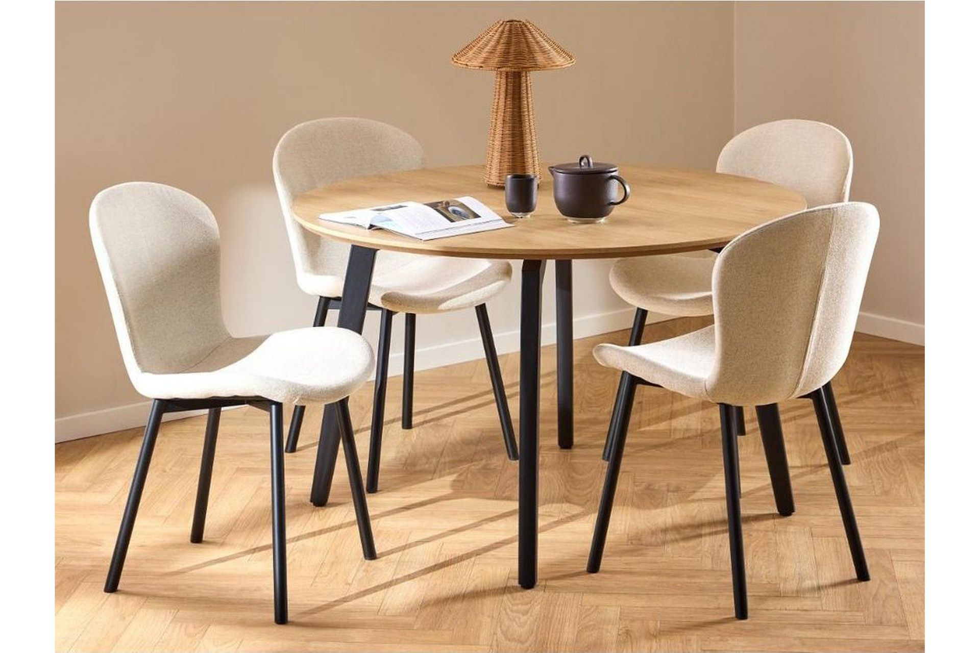 Motona Matgrupp Rund 120 cm + 4 st Amrita Matstolar - Svart/Beige