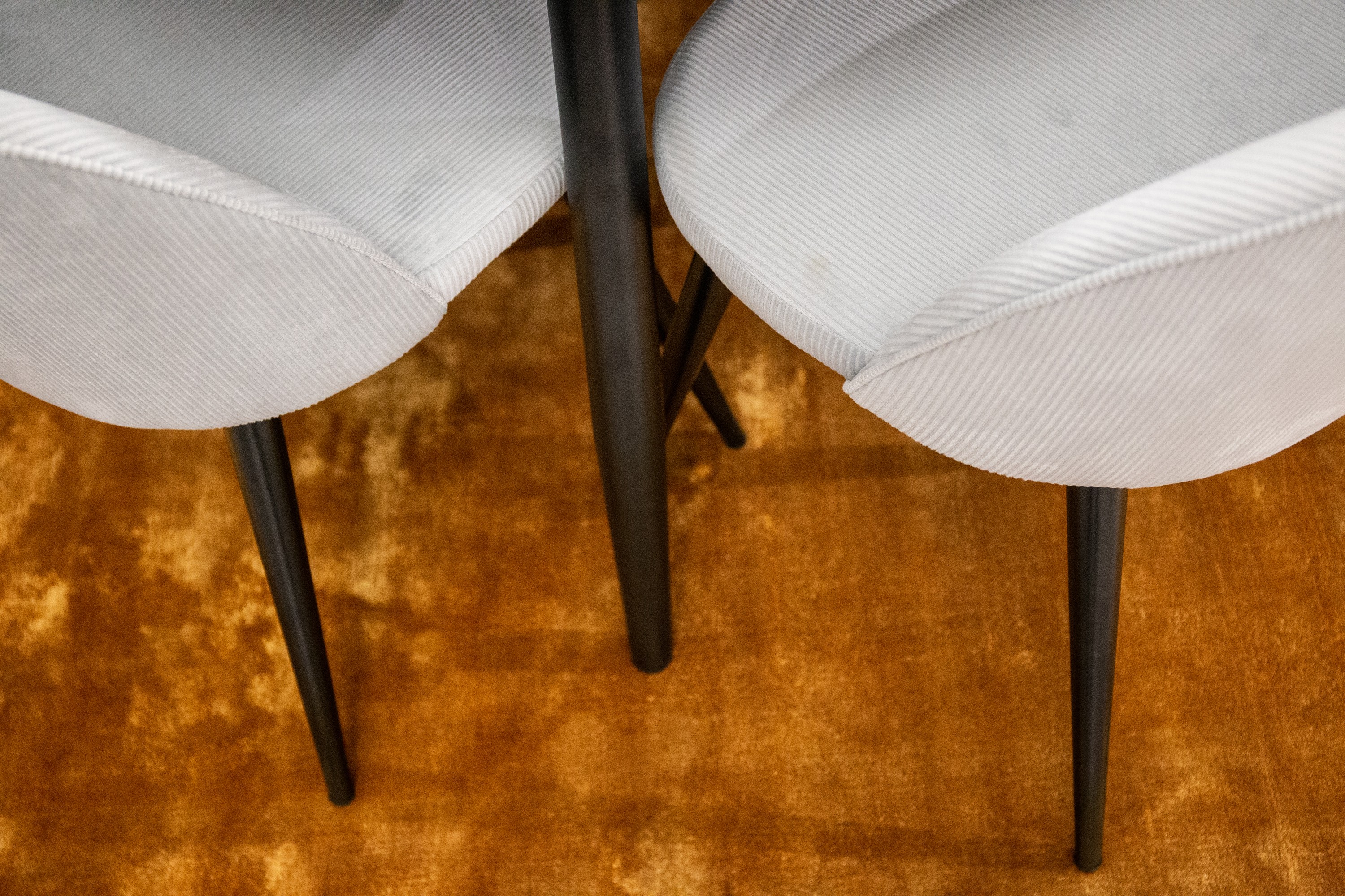 plaza matgrupp 100 cm rund med 4 velvet stolar - svart