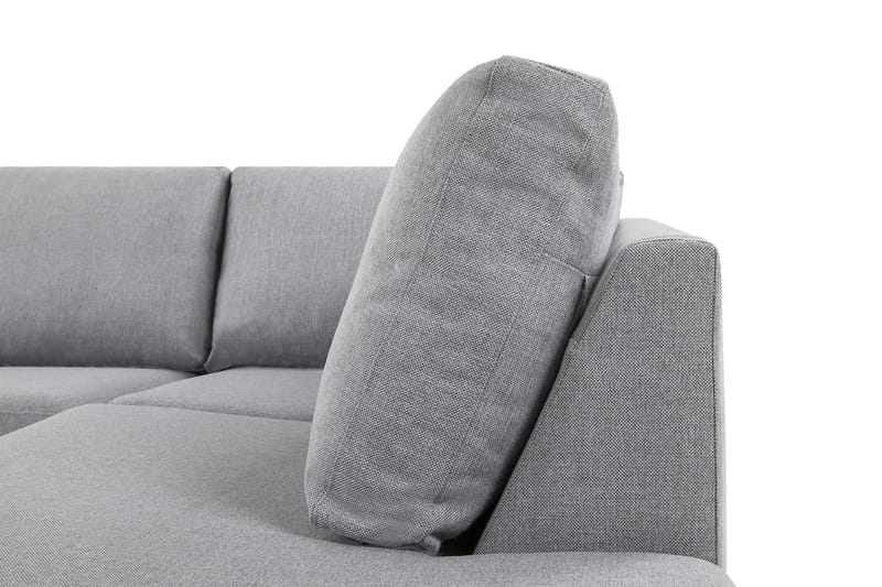 Ular uxlab yotgan qizga tegishadi