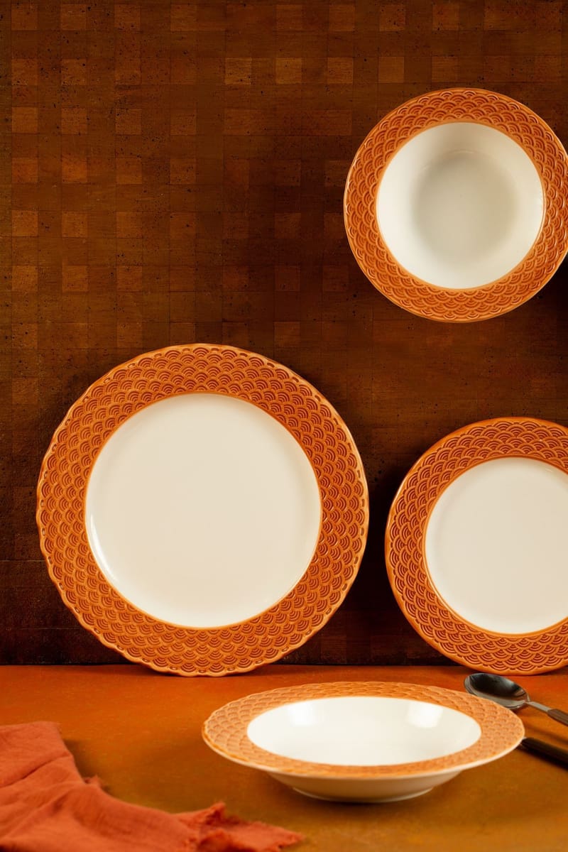 Tyrvik Middagsservis (24 delar) 32x36x41 cm - vit och orange - Servering & matlagning - Porslin