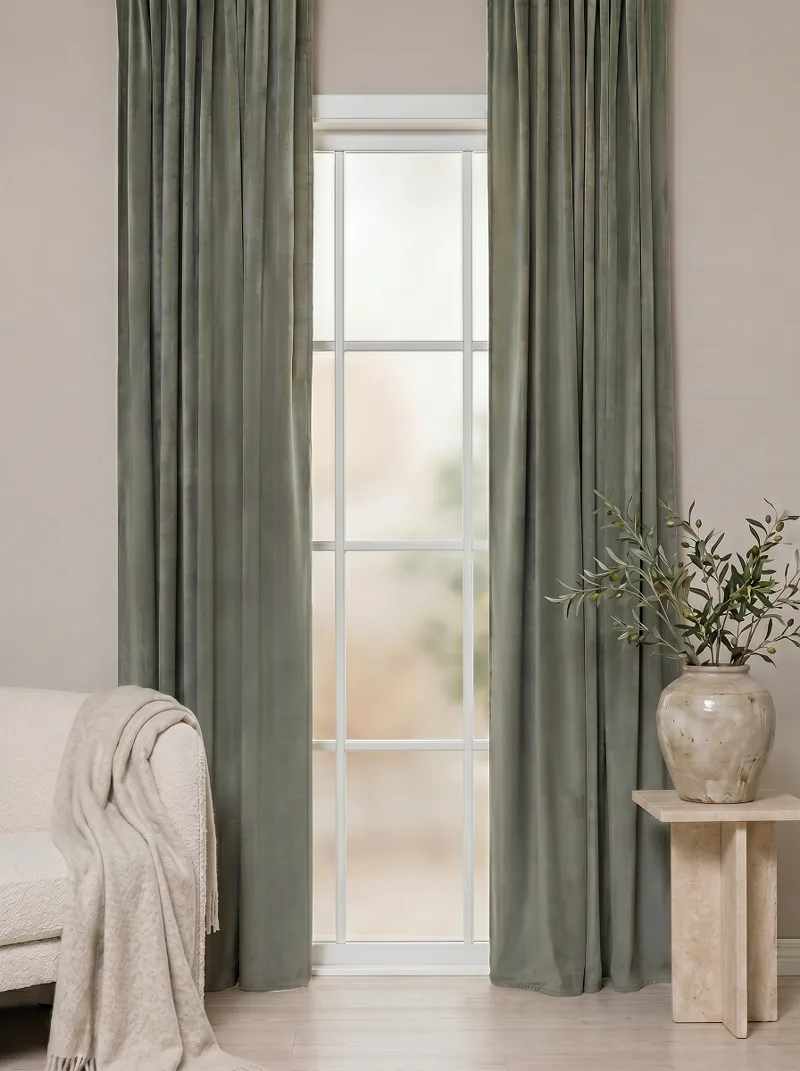 Gardin Saga 140x240 cm - Emerald Green - Textil & mattor - Gardiner - Gardinlängder - Öljettgardiner