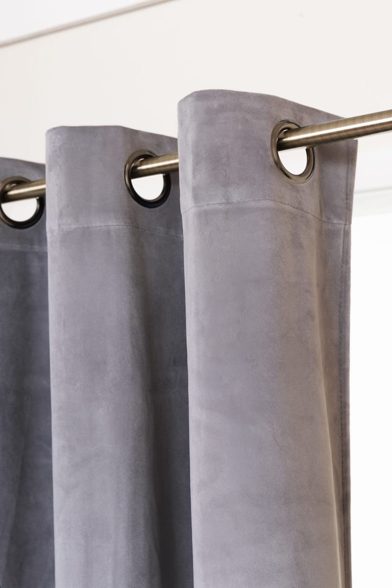 Gardin Saga 140x240 cm - Silver - Textil & mattor - Gardiner - Gardinlängder - Öljettgardiner