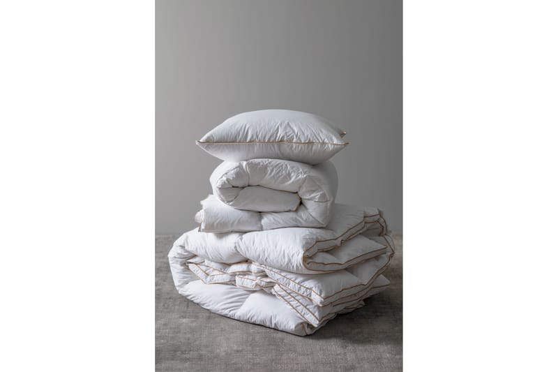 Täcke Elena Feather 200x220 cm - Vit - Textil & mattor - Sängkläder