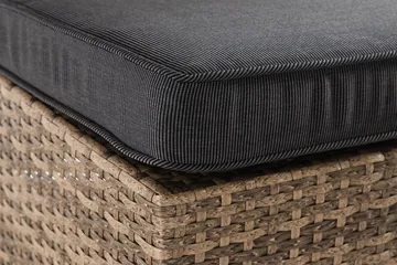 Wisconsin Premium 2-sits Loungesoffa utomhus – Utesoffa i Konstrotting för balkong - Sand Beige / Svarta dynor - Utemöbler & utemiljö - Balkong & altan - Balkongmöbler - Balkongsoffa