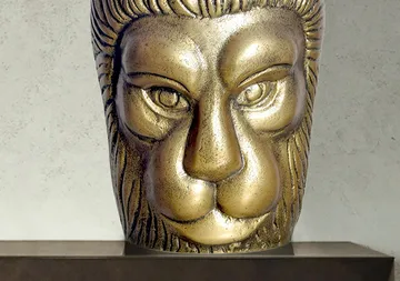 Kervik Dekorationsvas 21 cm med lejonhuvud i aluminium - guld - Utemöbler & utemiljö - Balkong & altan - Balkongodling