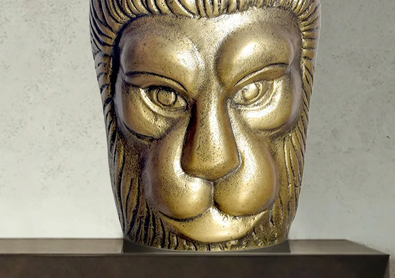 Kervik Dekorationsvas 21 cm med lejonhuvud i aluminium - guld - Utemöbler & utemiljö - Balkong & altan - Balkongodling