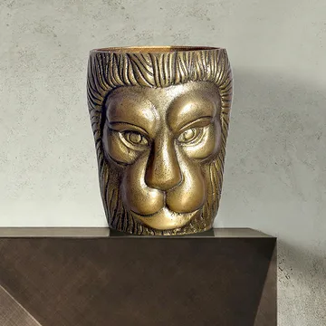 Kervik Dekorationsvas 21 cm med lejonhuvud i aluminium - guld - Utemöbler & utemiljö - Balkong & altan - Balkongodling