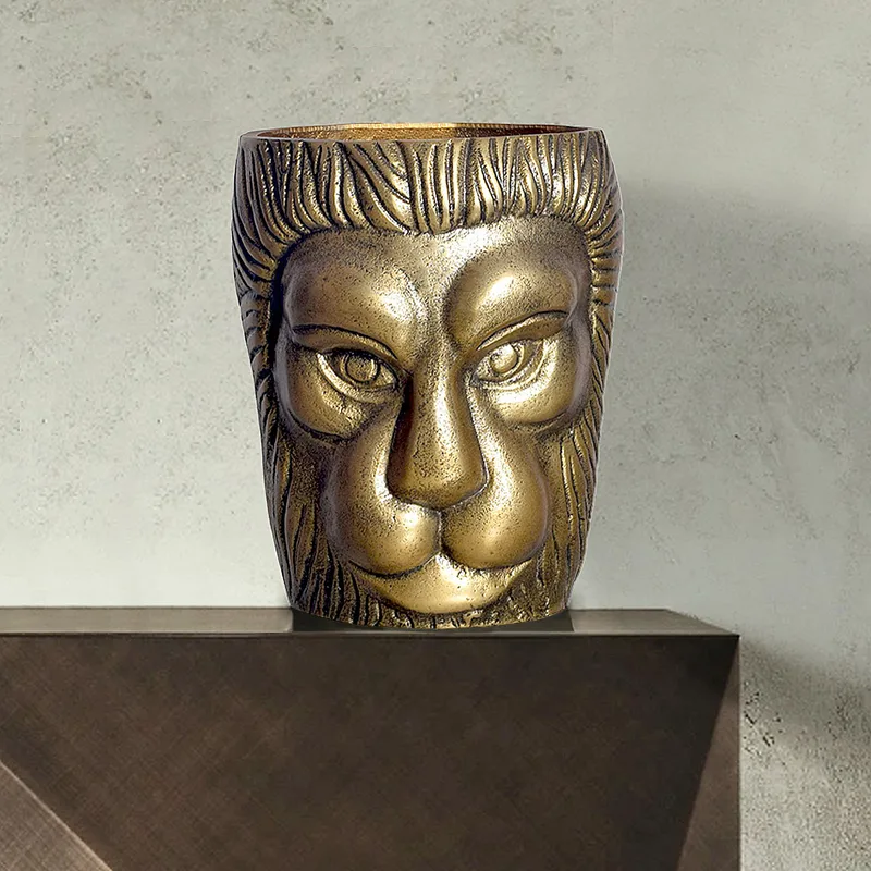 Kervik Dekorationsvas 21 cm med lejonhuvud i aluminium - guld - Utemöbler & utemiljö - Balkong & altan - Balkongodling