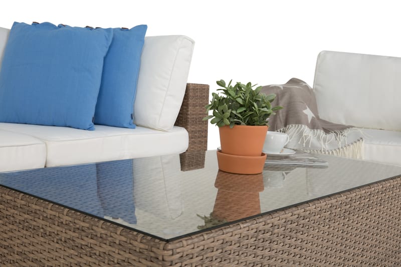 Bahamas Liten loungegrupp utomhus - Soffgrupp till balkong 3-sits - Litet loungeset konstrotting utemöbler - Sand / Brun / Vita dynor - Utemöbler & utemiljö - Loungemöbler - Loungeset & loungegrupp